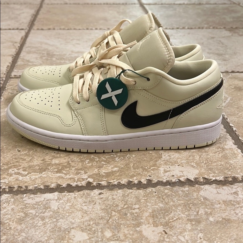 Nike Jordan 1 Low - BRAND NEW with tags .